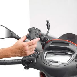 Pinza universal porta smartphone/GPS para fijación en motos, scooters, bicicletas, patinetes y quads. Para dispositivos con anchuras entre 52 y 85mm.